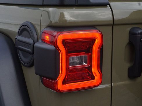 Used 2025 Jeep Wrangler Unlimited Rubicon image 34