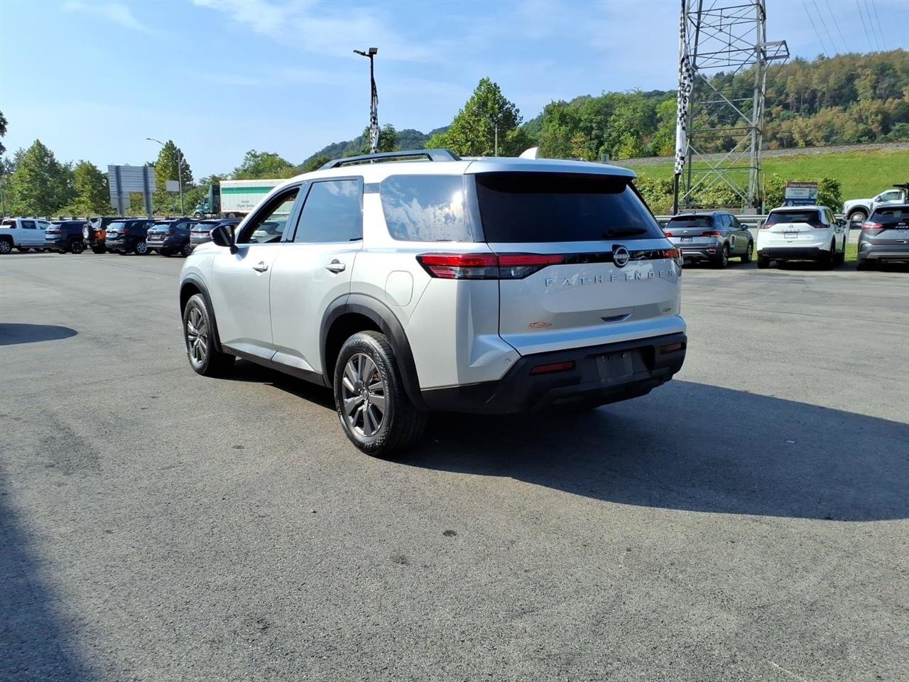 Used 2025 Nissan Pathfinder SV AWD/4WD image 4