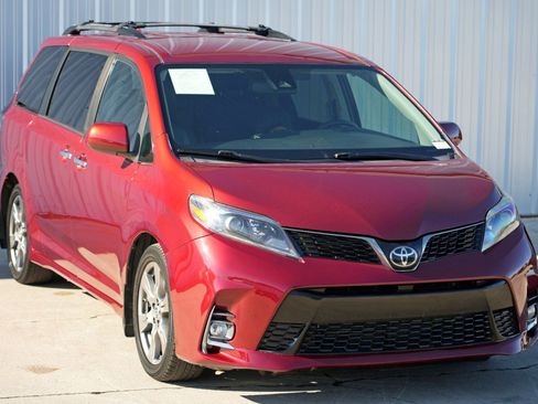 Used 2019 Toyota Sienna SE w/ Carpet Mat Package image 48