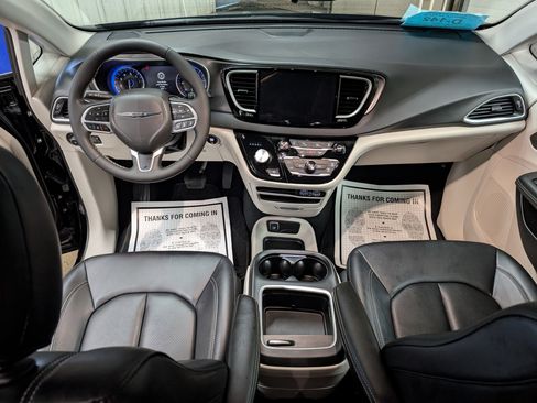 Used 2024 Chrysler Pacifica Touring-L image 51