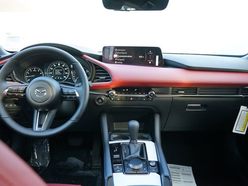 New 2026 MAZDA MAZDA3 Hatchback w/Premium Plus Pkg image 17