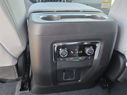 New 2025 Chevrolet Suburban Premier image 20