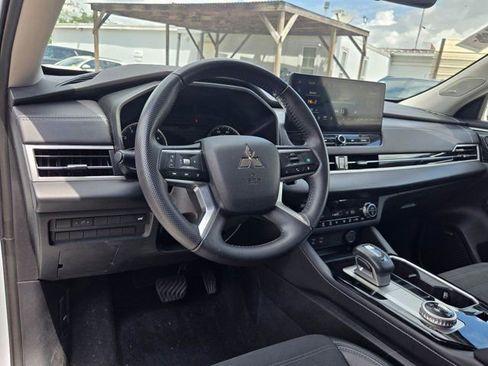 Used 2025 Mitsubishi Outlander AWD image 15