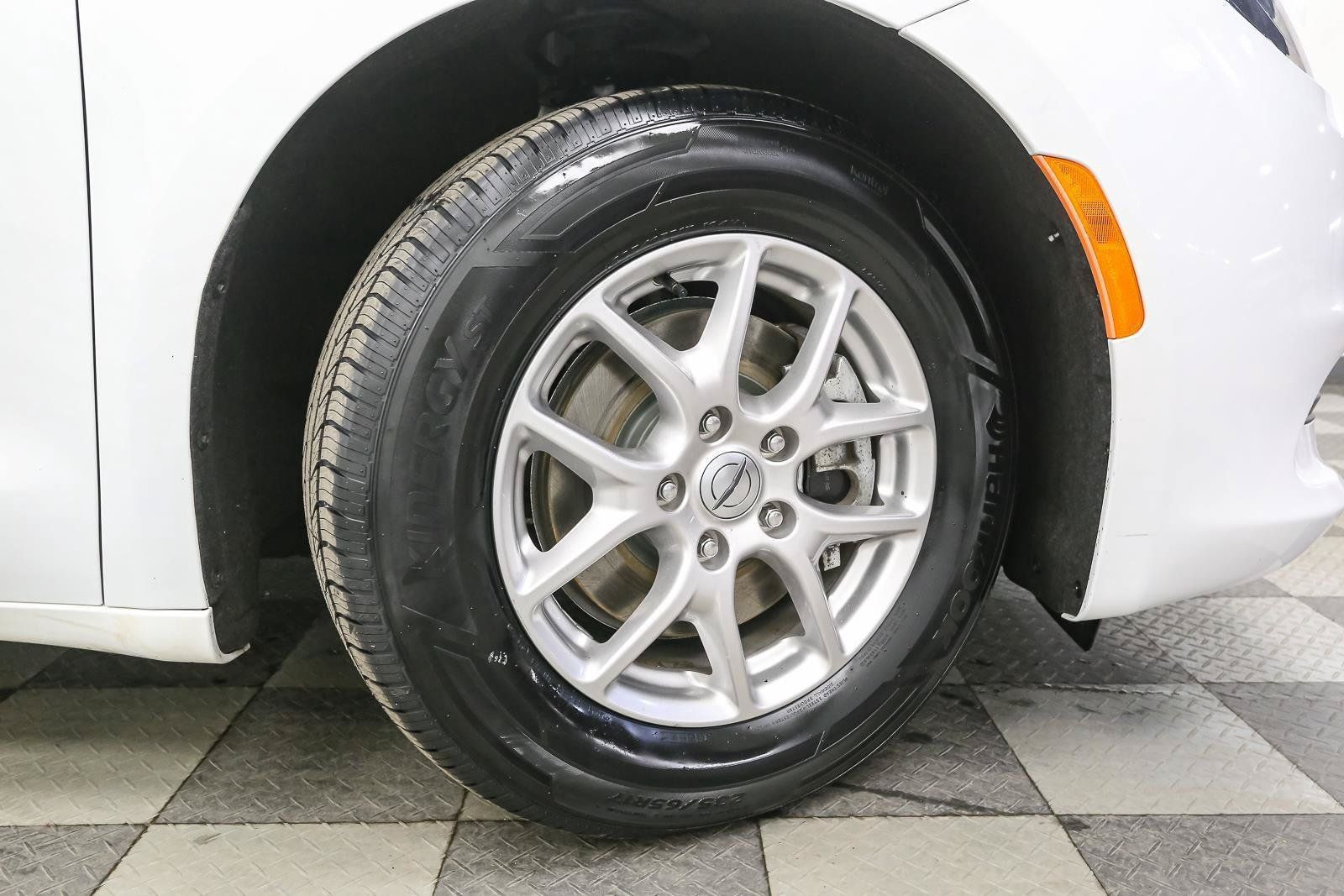 Used 2024 Chrysler Voyager LX FWD image 15