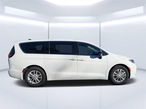 New 2026 Chrysler Pacifica Select image 2