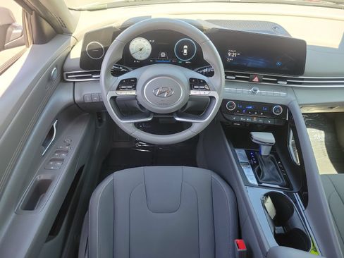 Used 2023 Hyundai Elantra SEL w/ Convenience Package FWD image 7