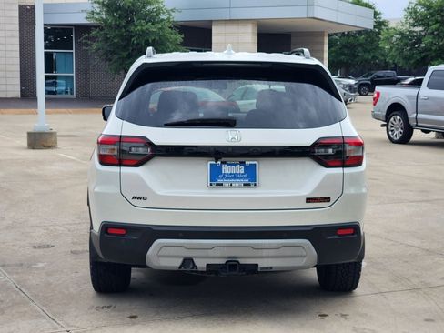 Used 2025 Honda Pilot TrailSport image 6