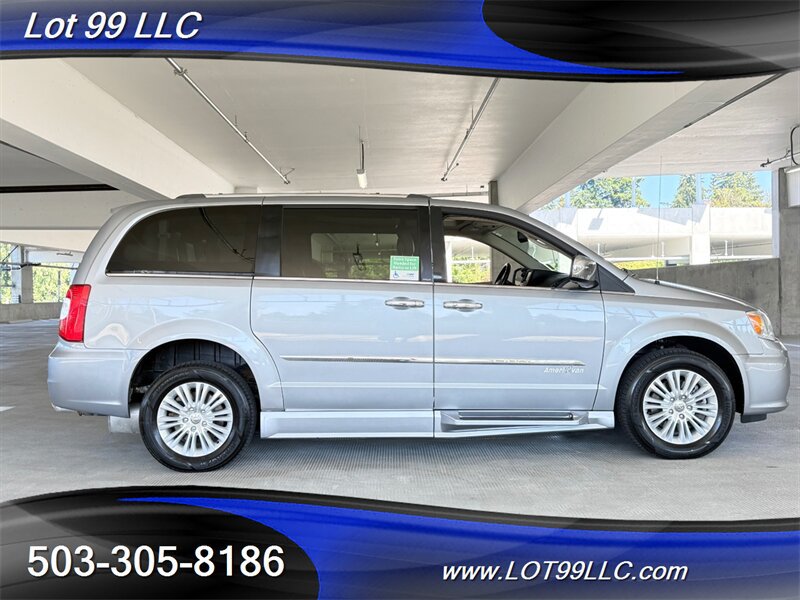 Used 2013 Chrysler Town & Country Limited w/ Luxury Group FWD image 13