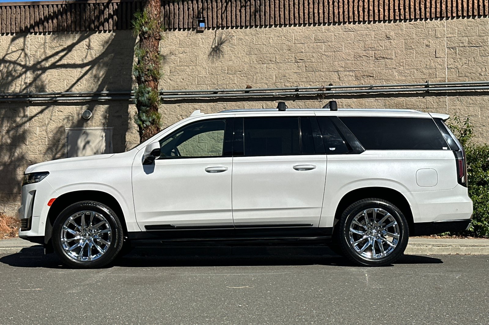 Used 2023 Cadillac Escalade ESV Premium Luxury w/ LPO, Radiant Package AWD/4WD image 6