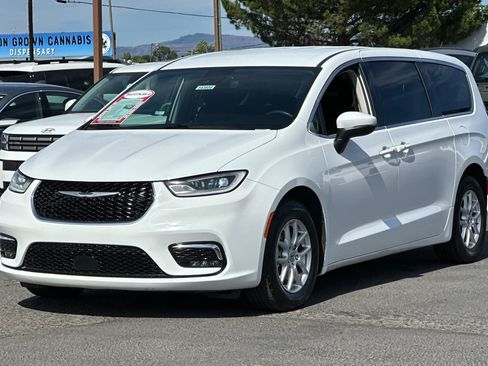 Used 2023 Chrysler Pacifica Touring-L FWD image 8