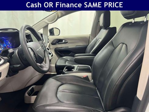 Used 2024 Chrysler Pacifica Limited FWD image 16