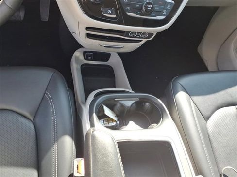 Used 2024 Chrysler Pacifica Touring-L image 14