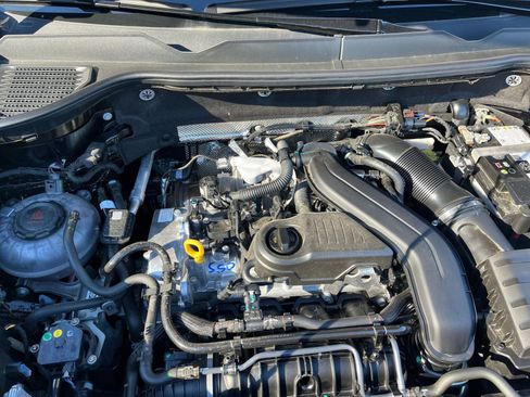 Used 2025 Volkswagen Taos SE image 32