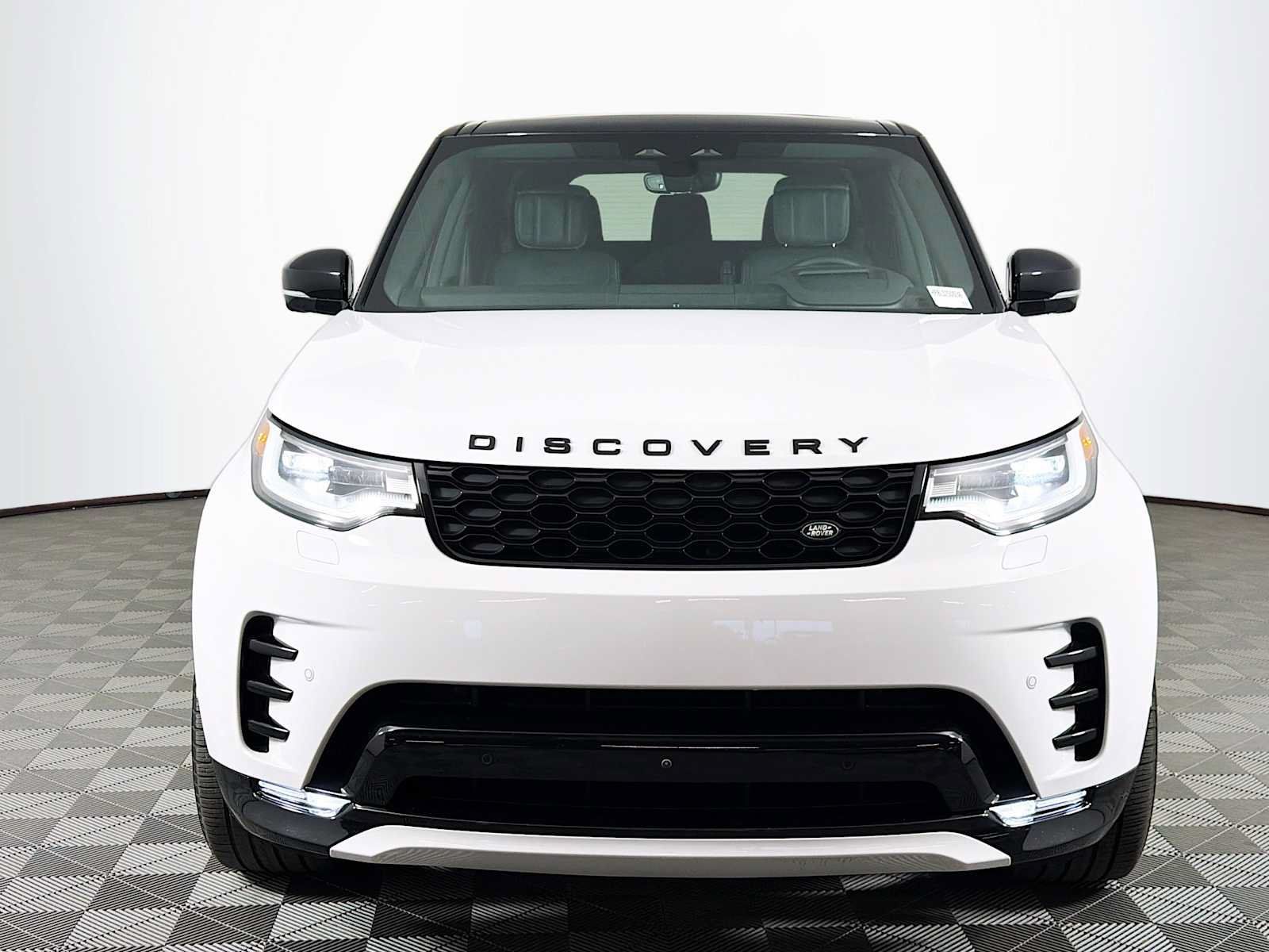 Used 2025 Land Rover Discovery Dynamic SE AWD/4WD image 2