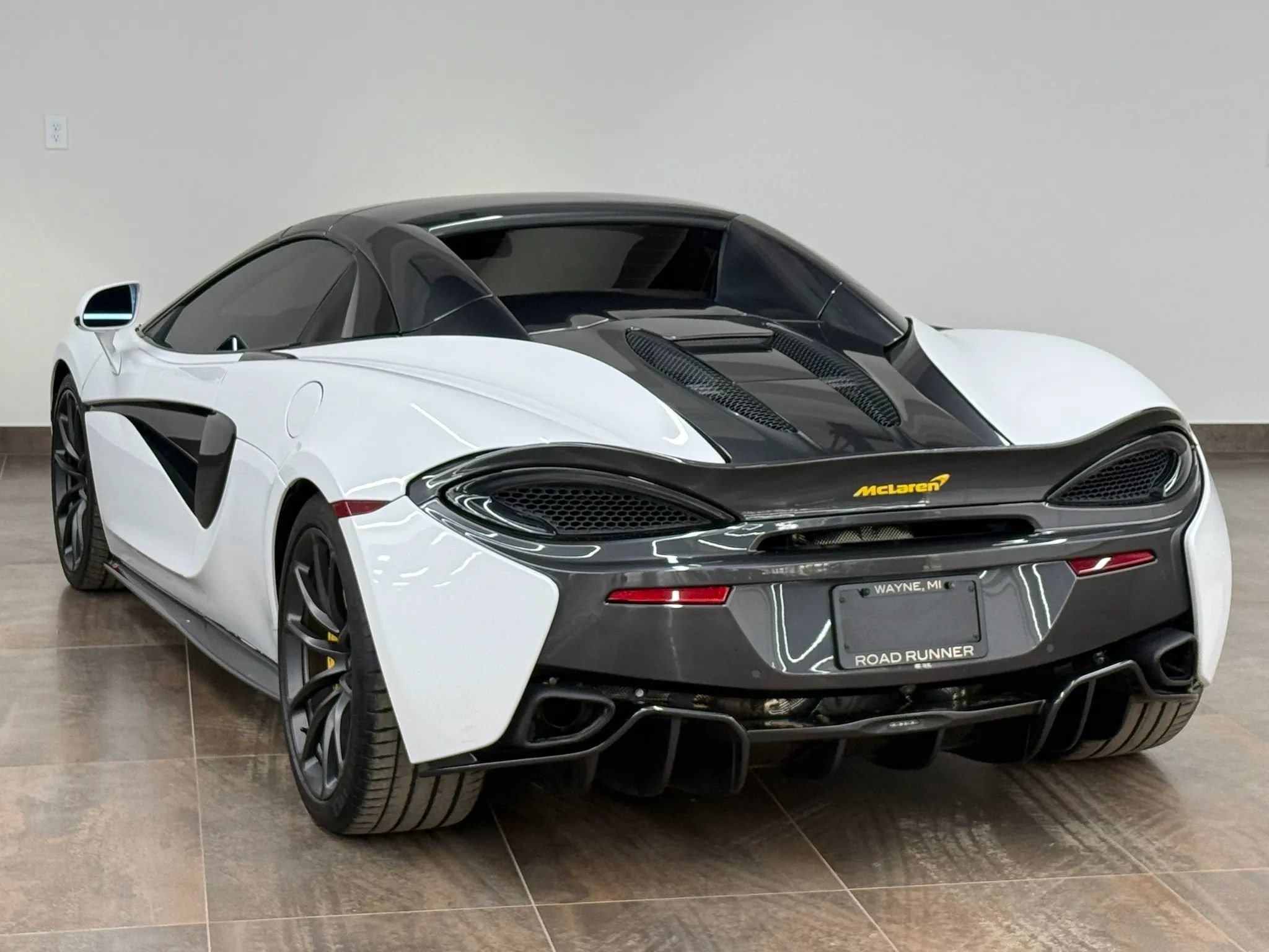 Used 2019 McLaren 570S Spider RWD image 8