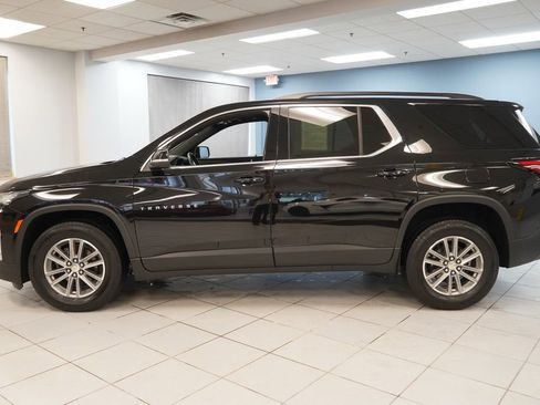 Used 2023 Chevrolet Traverse LT image 2