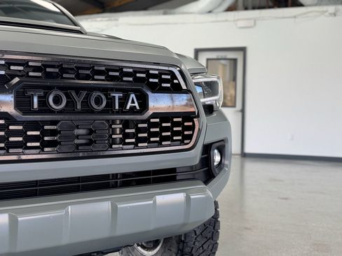 Used 2022 Toyota Tacoma TRD Sport w/ Technology Package image 10