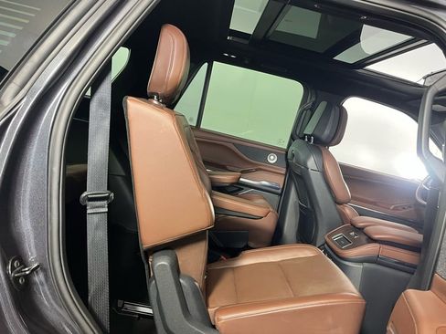 Used 2025 Lincoln Navigator Reserve image 27