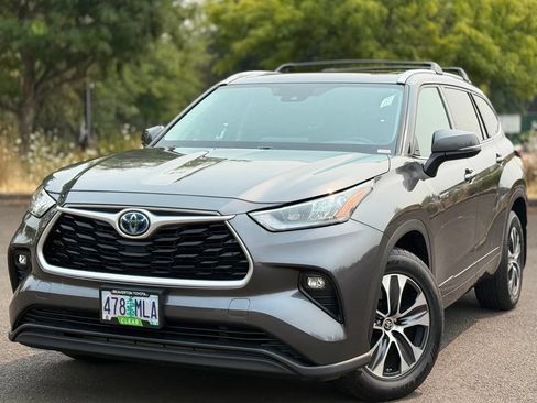 Used 2020 Toyota Highlander XLE AWD/4WD image 1