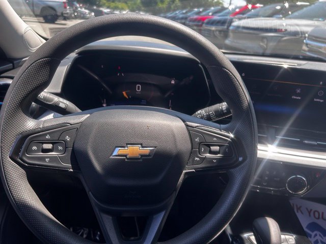 Used 2025 Chevrolet Trax LT FWD image 28