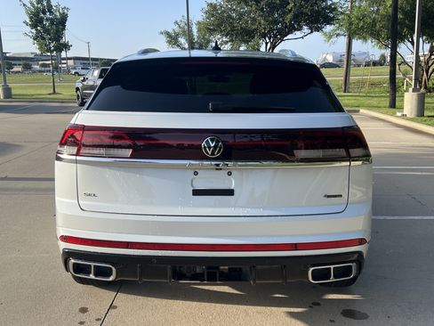 Certified 2024 Volkswagen Atlas Cross Sport SEL R-Line AWD/4WD image 9