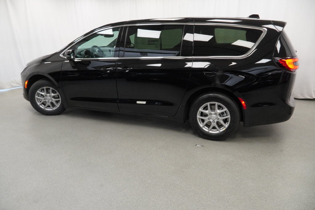 New 2027 Chrysler Pacifica Select FWD image 14