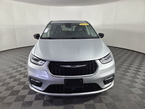 Certified 2024 Chrysler Pacifica Limited image 3