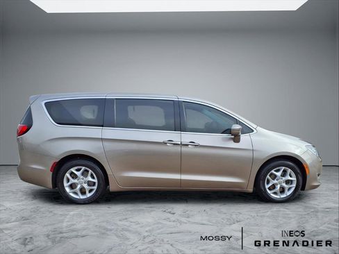 Used 2018 Chrysler Pacifica Touring Plus w/ Tire & Wheel Group image 8