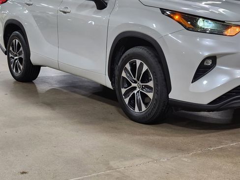 Used 2022 Toyota Highlander XLE FWD image 16