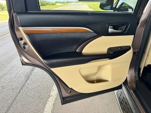 Used 2017 Toyota Highlander Limited Platinum FWD image 18