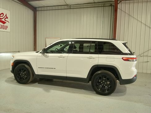 Used 2024 Jeep Grand Cherokee Altitude image 24
