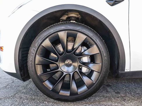 Used 2024 Tesla Model Y 2WD image 11