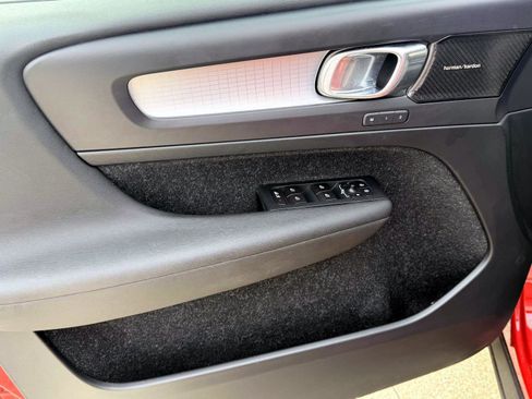 Used 2019 Volvo XC40 T5 Momentum image 12