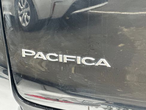 Used 2024 Chrysler Pacifica Select image 28