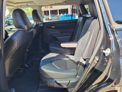 Used 2023 Toyota Highlander XLE FWD image 29