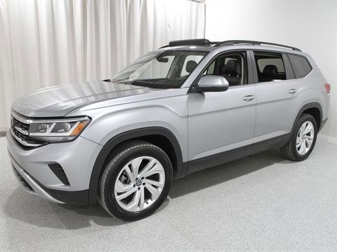 Used 2023 Volkswagen Atlas SE w/ Panoramic Sunroof Package image 3