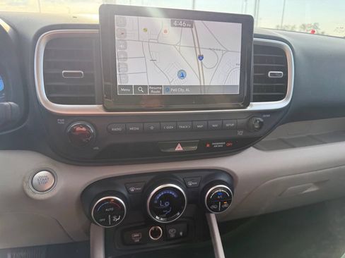 Used 2023 Hyundai Venue Limited FWD image 9
