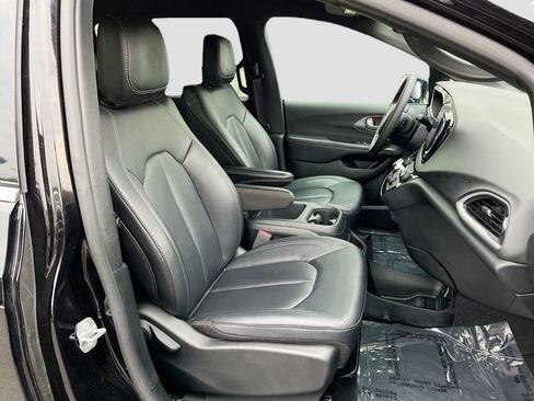 Used 2025 Chrysler Pacifica Select FWD image 32