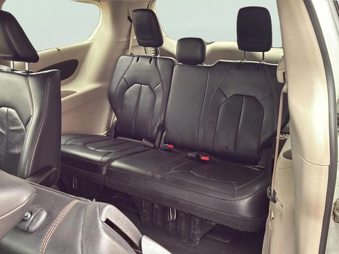 Used 2018 Chrysler Pacifica Touring-L FWD image 19