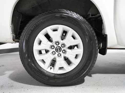 Used 2022 Nissan Frontier SV image 5