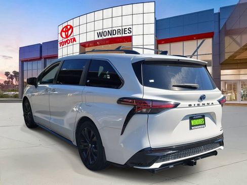Used 2021 Toyota Sienna XSE w/ XSE Plus Package image 3