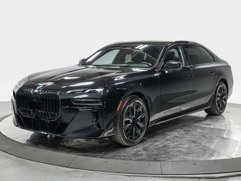 Used 2024 BMW 760i xDrive w/ Premium Package 2 AWD/4WD image 2