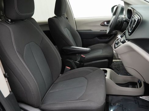 Used 2023 Chrysler Voyager LX image 42