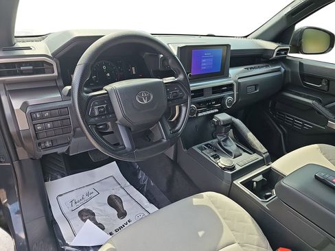 Used 2025 Toyota Tacoma SR5 AWD/4WD image 16