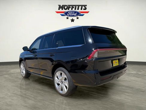 Used 2025 Lincoln Navigator Reserve image 3