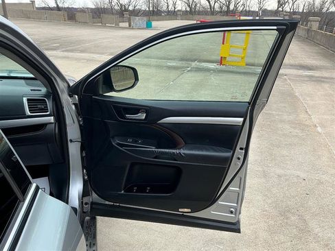 Used 2015 Toyota Highlander XLE image 35