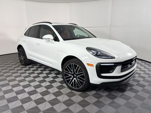 Certified 2025 Porsche Macan image 7