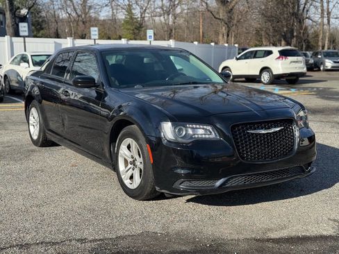 Used 2019 Chrysler 300 Touring w/ Sport Appearance Package image 4