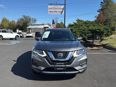 Used 2020 Nissan Rogue SV image 2