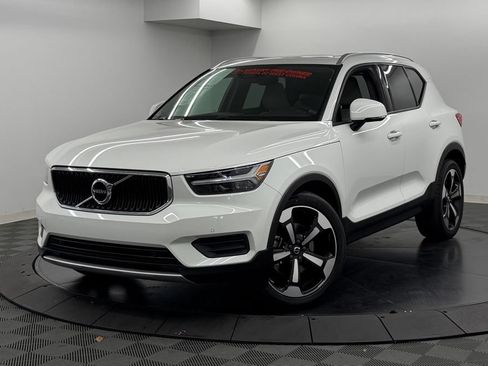 Used 2020 Volvo XC40 T5 Momentum w/ Protection Package Premier AWD/4WD image 3